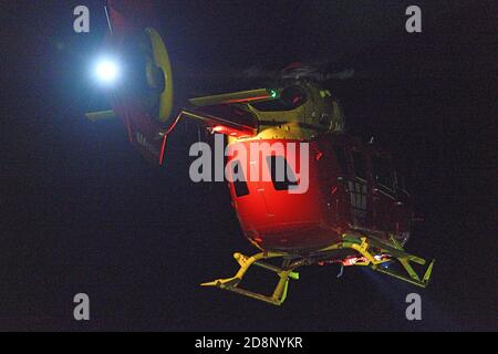 GREYMOUTH, NUOVA ZELANDA, 14 DICEMBRE 2018: L'elicottero di salvataggio della costa occidentale parte da un luogo rurale con un paziente di notte. Shot in li disponibile Foto Stock