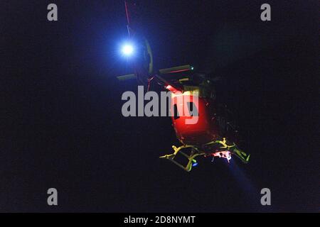 GREYMOUTH, NUOVA ZELANDA, 14 DICEMBRE 2018: L'elicottero di salvataggio della costa occidentale parte da un luogo rurale con un paziente di notte. Shot in li disponibile Foto Stock