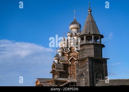 Campanile in legno e Chiesa di Trasfigurazione a Kizhi Pogost, Carelia, Russia Foto Stock