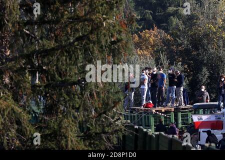 Imola, Italien. 31 Ott 2020. 31.10.2020, Autodromo Enzo e Dino Ferrari, Imola, Formula 1 Emirati Gran Premio dell'emilia Romagna 2020, nella foto, gli spettatori hanno trovato un modo per vedere la formazione | utilizzo nel mondo Credit: dpa/Alamy Live News Foto Stock