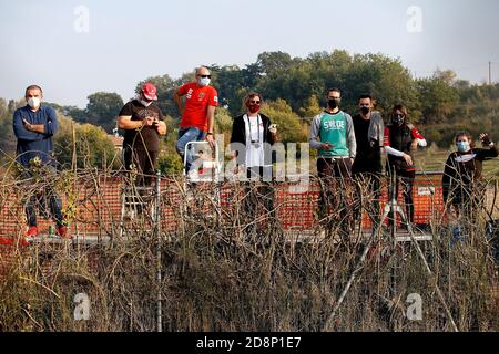 Imola, Italien. 31 Ott 2020. 31.10.2020, Autodromo Enzo e Dino Ferrari, Imola, Formula 1 Emirati Gran Premio dell'emilia Romagna 2020, nella foto, gli spettatori hanno trovato un modo per guardare la formazione | utilizzo nel mondo Credit: dpa/Alamy Live News Foto Stock