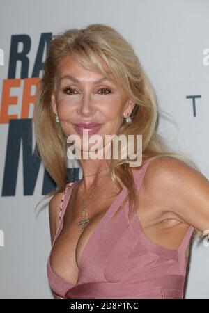 Linda Thompson arriva al 17 ° Annual Race to Erase Hyatt Regency Century Plaza il 5/7/2010 a LA, California. Foto Stock