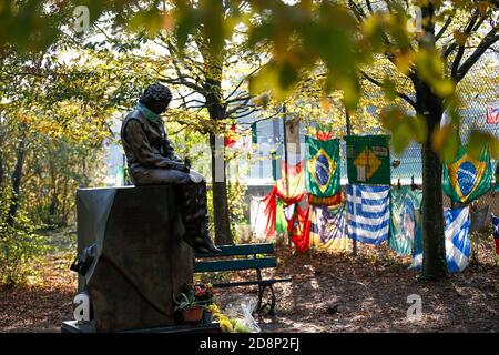 Imola, Italien. 31 Ott 2020. 31 ottobre 2020, Autodromo Enzo e Dino Ferrari, Imola, Formula 1 Emirati Gran Premio dell'emilia Romagna 2020, nella foto memoriale per i feriti mortali Ayrton Senna | Usage worldwide Credit: dpa/Alamy Live News Foto Stock