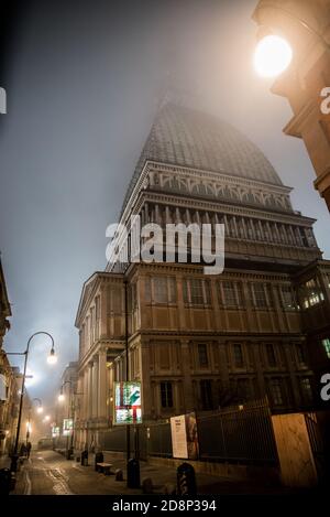 La Mole Antonelliana di notte nella nebbia Foto Stock