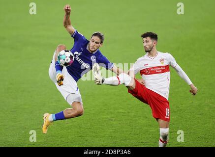 Goncalo Paciencia di Schalke e Atakan Karazor di Stoccarda durante La partita di calcio del campionato tedesco Bundesliga tra il FC Schalke 04 E VFB C. Foto Stock