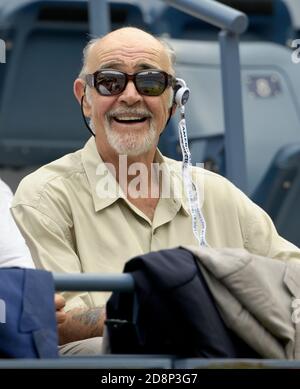 Vampate di calore, Stati Uniti d'America. 8 settembre 2012. NEW YORK, NY - 06 SETTEMBRE: Sean Connery è visto il giorno undici del 2012 US Open all'USTA Billie Jean King National Tennis Center il 6 settembre 2012 nel quartiere Flushing del quartiere Queens di New York City. People: Sean Connery Credit: Storms Media Group/Alamy Live News Foto Stock