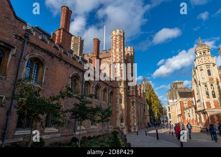 architettura storica e edifici universitari nel centro della città universitaria accademica di cambridge. Foto Stock