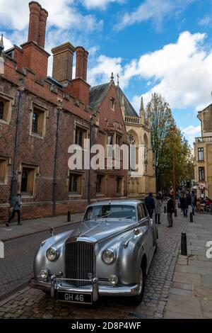 un'auto d'epoca rolls royce fuori dai college del centro storico e dall'edificio nella città universitaria di cambridge, regno unito. Foto Stock