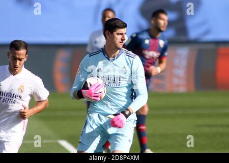 Madrid, Spagna. 31 ottobre 2020. Thibaut Courtois del Real Madrid durante la partita di calcio del campionato spagnolo la Liga tra Real Madrid e SD Huesca il 31 ottobre 2020 allo stadio Alfredo di Stefano a Valdebebas, Madrid, Spagna - Foto Oscar J Barroso / Spagna DPPI / DPPI Credit: LM/DPPI/Oscar Barroso/Alamy Live News Foto Stock