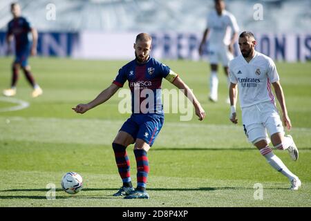 Madrid, Spagna. 31 ottobre 2020. Jorge Pulido di Huesca in azione durante il campionato spagnolo la Liga tra Real Madrid e SD Huesca il 31 ottobre 2020 allo stadio Alfredo di Stefano a Valdebebas, Madrid, Spagna - Foto Oscar J Barroso / Spagna DPPI / DPPI Credit: LM/DPPI/Oscar Barroso/Alamy Live News Foto Stock