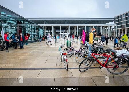 Gli attivisti del clima protestano contro l'apertura del nuovo aeroporto internazionale di Berlino-Brandeburgo (BER). Foto Stock