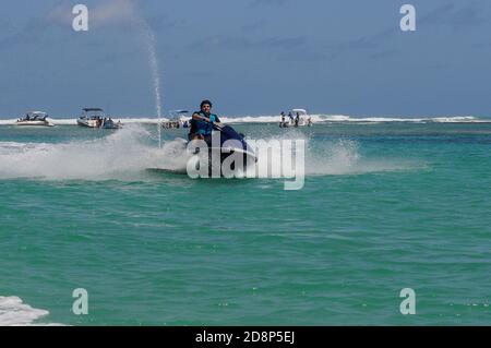 SÃO JOSÉ DA COROA GRANDE, PE - 31.10.2020: PRÁTICA DO JETSKI - manovre per praticanti di moto d'acqua alla spiaggia di São José da Coroa Grande, l'ultima spiaggia sulla costa meridionale dello Stato di Pernambuco, al confine con lo Stato di Alagoas, nel nord-est del Brasile, questo sabato (31). (Foto: Ricardo Fernandes/Spia Photo/Fotoarena) Foto Stock