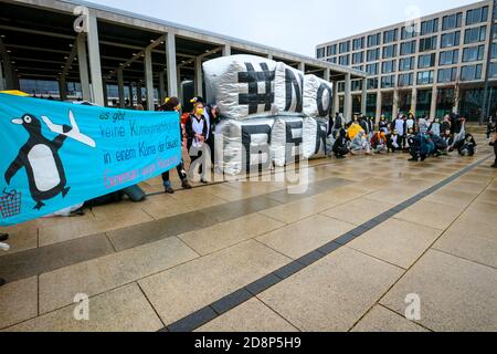 ' NOBER' viene scritto come attivisti climatici in costumi di pinguino protestano per l'apertura del nuovo aeroporto internazionale di Berlino Brandeburgo (BER). Foto Stock