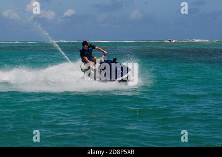 SÃO JOSÉ DA COROA GRANDE, PE - 31.10.2020: PRÁTICA DO JETSKI - manovre per praticanti di moto d'acqua alla spiaggia di São José da Coroa Grande, l'ultima spiaggia sulla costa meridionale dello Stato di Pernambuco, al confine con lo Stato di Alagoas, nel nord-est del Brasile, questo sabato (31). (Foto: Ricardo Fernandes/Spia Photo/Fotoarena) Foto Stock