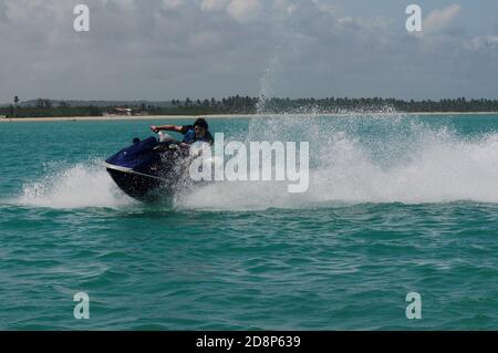 SÃO JOSÉ DA COROA GRANDE, PE - 31.10.2020: PRÁTICA DO JETSKI - manovre per praticanti di moto d'acqua alla spiaggia di São José da Coroa Grande, l'ultima spiaggia sulla costa meridionale dello Stato di Pernambuco, al confine con lo Stato di Alagoas, nel nord-est del Brasile, questo sabato (31). (Foto: Ricardo Fernandes/Spia Photo/Fotoarena) Foto Stock