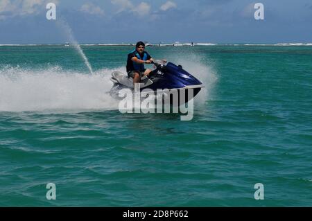 SÃO JOSÉ DA COROA GRANDE, PE - 31.10.2020: PRÁTICA DO JETSKI - manovre per praticanti di moto d'acqua alla spiaggia di São José da Coroa Grande, l'ultima spiaggia sulla costa meridionale dello Stato di Pernambuco, al confine con lo Stato di Alagoas, nel nord-est del Brasile, questo sabato (31). (Foto: Ricardo Fernandes/Spia Photo/Fotoarena) Foto Stock