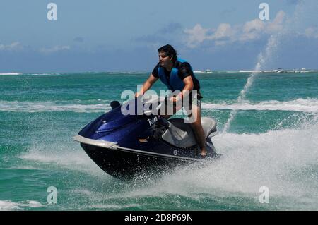 SÃO JOSÉ DA COROA GRANDE, PE - 31.10.2020: PRÁTICA DO JETSKI - manovre per praticanti di moto d'acqua alla spiaggia di São José da Coroa Grande, l'ultima spiaggia sulla costa meridionale dello Stato di Pernambuco, al confine con lo Stato di Alagoas, nel nord-est del Brasile, questo sabato (31). (Foto: Ricardo Fernandes/Spia Photo/Fotoarena) Foto Stock