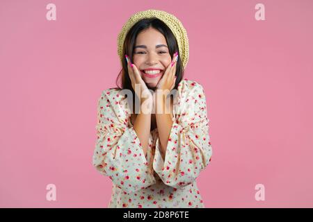 Applaudendo la ragazza è molto felice e felice, lei batte le mani a causa di eccellenti notizie. Sorpresa entusiasta donna felice su sfondo rosa Foto Stock