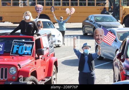 Greensboro, Carolina del Nord, Stati Uniti. 31 Ott 2020. Joe Biden tifosi durante un ''˜uscire il voto Drive-in Rally' al Greensboro Coliseum in North Carolina, dove il Dr. Jill Biden incoraggiò i tifosi a votare subito dopo l'evento. Credit: Bob Karp/ZUMA Wire/Alamy Live News Foto Stock