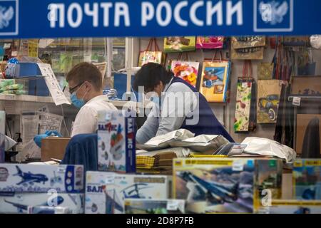 Mosca, Russia. 10 giugno, 2020 dipendenti dell'ufficio della posta russa in via Arbat a Mosca città durante il romanzo coronavirus COVID-19 pandemia in Russia Foto Stock