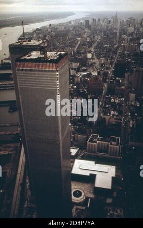 Lower Manhattan e il fiume Hudson. Uno dei due grattacieli del World Trade Center si affaccia in primo piano circa 1973 Foto Stock
