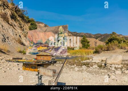 Pittura plein-air dell'artista nel letto del fiume di Santa Ynez Foto Stock