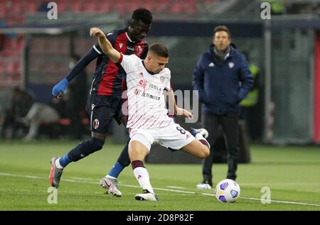 Bologna, Italia. 31 Ott 2020. Musa Barrow (L) di Bologna e Razvan Marin di Cagliari in azione durante la Serie Italiana UNA partita di calcio Bologna FC vs Cagliari Calcio allo stadio Renato Dall'Ara di Bologna, 31 ottobre 2020. - Foto Michele Nucci /LM Credit: Agenzia fotografica indipendente/Alamy Live News Foto Stock