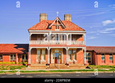 George Street nella città di Bathurst in Australia - facciata storica casa in mattoni lungo la strada. Foto Stock