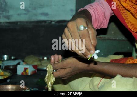 Magra, India. 31 Ott 2020. Kojagari Laxmi Puja è fatto su Sharad Purnima in parecchie parti dell'India particolarmente nel Bengala occidentale, parti di Odisha e del Bihar orientale. Kojagari Lakshmi Puja è fatto sulla notte di luna piena cinque giorni dopo Durga Puja. (Foto di Soumadip Das/Pacific Press) Credit: Pacific Press Media Production Corp./Alamy Live News Foto Stock