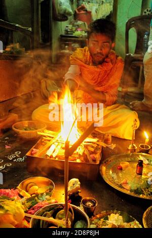 Magra, India. 31 Ott 2020. Kojagari Laxmi Puja è fatto su Sharad Purnima in parecchie parti dell'India particolarmente nel Bengala occidentale, parti di Odisha e del Bihar orientale. Kojagari Lakshmi Puja è fatto sulla notte di luna piena cinque giorni dopo Durga Puja. (Foto di Soumadip Das/Pacific Press) Credit: Pacific Press Media Production Corp./Alamy Live News Foto Stock