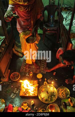 Magra, India. 31 Ott 2020. Kojagari Laxmi Puja è fatto su Sharad Purnima in parecchie parti dell'India particolarmente nel Bengala occidentale, parti di Odisha e del Bihar orientale. Kojagari Lakshmi Puja è fatto sulla notte di luna piena cinque giorni dopo Durga Puja. (Foto di Soumadip Das/Pacific Press) Credit: Pacific Press Media Production Corp./Alamy Live News Foto Stock