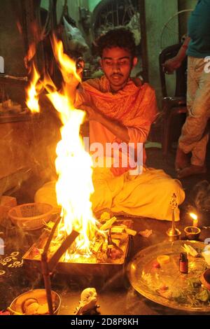 Magra, India. 31 Ott 2020. Kojagari Laxmi Puja è fatto su Sharad Purnima in parecchie parti dell'India particolarmente nel Bengala occidentale, parti di Odisha e del Bihar orientale. Kojagari Lakshmi Puja è fatto sulla notte di luna piena cinque giorni dopo Durga Puja. (Foto di Soumadip Das/Pacific Press) Credit: Pacific Press Media Production Corp./Alamy Live News Foto Stock