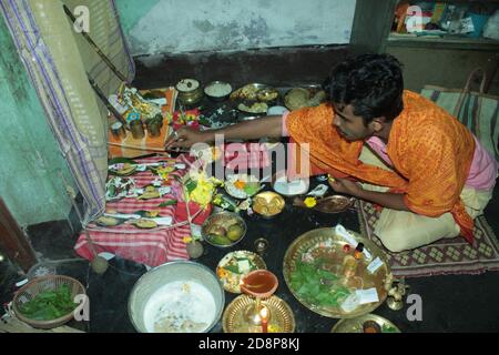 Magra, India. 31 Ott 2020. Kojagari Laxmi Puja è fatto su Sharad Purnima in parecchie parti dell'India particolarmente nel Bengala occidentale, parti di Odisha e del Bihar orientale. Kojagari Lakshmi Puja è fatto sulla notte di luna piena cinque giorni dopo Durga Puja. (Foto di Soumadip Das/Pacific Press) Credit: Pacific Press Media Production Corp./Alamy Live News Foto Stock