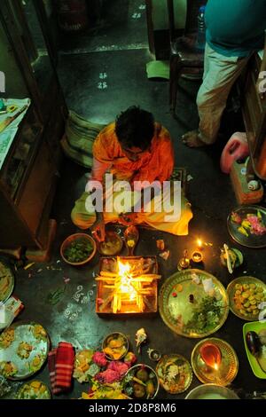 Magra, India. 31 Ott 2020. Kojagari Laxmi Puja è fatto su Sharad Purnima in parecchie parti dell'India particolarmente nel Bengala occidentale, parti di Odisha e del Bihar orientale. Kojagari Lakshmi Puja è fatto sulla notte di luna piena cinque giorni dopo Durga Puja. (Foto di Soumadip Das/Pacific Press) Credit: Pacific Press Media Production Corp./Alamy Live News Foto Stock