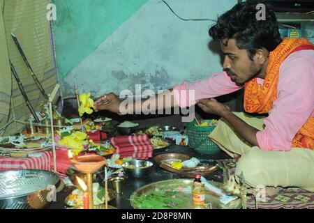 Magra, India. 31 Ott 2020. Kojagari Laxmi Puja è fatto su Sharad Purnima in parecchie parti dell'India particolarmente nel Bengala occidentale, parti di Odisha e del Bihar orientale. Kojagari Lakshmi Puja è fatto sulla notte di luna piena cinque giorni dopo Durga Puja. (Foto di Soumadip Das/Pacific Press) Credit: Pacific Press Media Production Corp./Alamy Live News Foto Stock