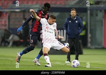 Bologna, Italia. 31 Ott 2020. Musa Barrow (L) di Bologna e Razvan Marin di Cagliari in azione durante la Serie Italiana UNA partita di calcio Bologna FC vs Cagliari Calcio allo stadio Renato Dall'Ara di Bologna, 31 ottobre 2020. - Foto Michele Nucci/LM Credit: Michele Nucci/LPS/ZUMA Wire/Alamy Live News Foto Stock