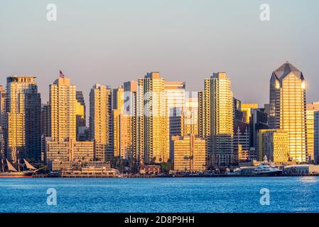 Porto di San Diego e San Diego Skyline. San Diego, California, Stati Uniti. Fotografato una sera di ottobre prima del tramonto. Questa vista e' da Harbour Island. Foto Stock