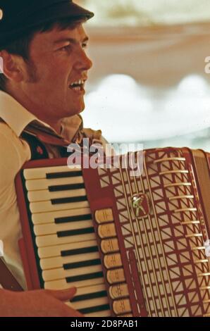 I visitatori dell'annuale Oktoberfest di Helen hanno sentito canzoni popolari tedesche da uno dei due istruttori di sci tedeschi in partenza da una vicina stazione sciistica della Georgia settentrionale. Il piccolo villaggio di montagna di circa 270 persone era tipico delle comunità della zona fino al 1969. A quel tempo i residenti approvano la ristrutturazione del quartiere degli affari con un tema alpino bavarese. Il successo del progetto ha portato ad un aumento del turismo e a un nuovo sviluppo alpino che raddoppierà le strutture presenti Foto Stock