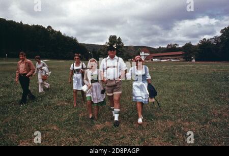 I visitatori, tra cui molti di origine tedesca, hanno partecipato al quinto Oktoberfest annuale di Helen. L'evento del 1975 si è tenuto in una grande tenda circense allestita in un campo vicino all'Helendorf inn (visto sullo sfondo) e a breve distanza a piedi dal quartiere dello shopping di Helen's Main Street, che è stato rinnovato con un tema alpino bavarese. La piccola comunità montana di circa 270 persone era tipica dei villaggi della zona fino all'inizio della ristrutturazione nel 1969 Foto Stock