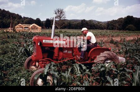 'Al Reinshagen; insegnante di matematica alla scuola superiore della contea bianca in Cleveland; Georgia; coltiva un terreno di un acro nella vicina Helen perché ''amo l'agricoltura''. Il terreno delimita la Georgia Highway 17/75 sul bordo occidentale dei confini della città della piccola comunità montana di circa 270 residenti. La trama appartiene al comer Vandiver di Helen che lascia reinshagen usare la terra libera piuttosto che lasciarla andare inutilizzata. Helen è vicino a Robertstown. Il nuovo edificio sullo sfondo sarà una scuderia di guida' Foto Stock