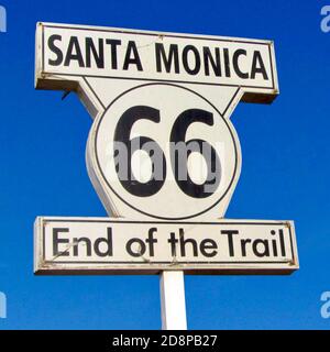 Termina l'iconica Route 66 al molo di Santa Monica, Los Angeles, California, USA Foto Stock