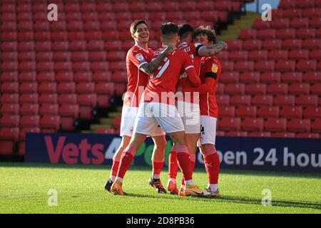 BARNSLEY, INGHILTERRA. 31 OTTOBRE Alex Mowatt di Barnsley (27) festeggia con i suoi compagni di squadra dopo aver segnato l'unico obiettivo del gioco durante la partita del campionato Sky Bet tra Barnsley e Watford a Oakwell, Barnsley sabato 31 ottobre 2020. (Credit: Emily Moorby | MI News) Credit: MI News & Sport /Alamy Live News Foto Stock