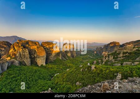 Monastero di Varlaam, Monastero Santo di San Nicola, Monastero di Rousanou e Megalo Meteoreo all'alba Foto Stock