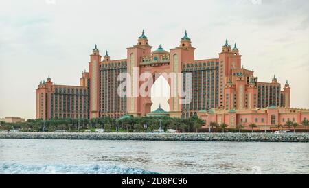 Vista del famoso hotel 5 stelle di lusso Atlantis Palm, situato su un'isola artificiale. Foto Stock