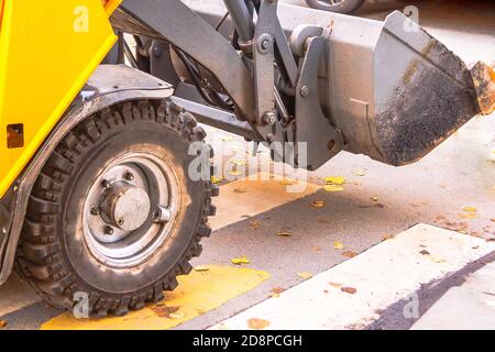 ruota e benna di un caricatore di città Foto Stock