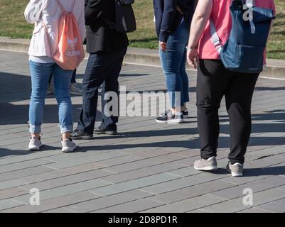 COBLENZA, GERMANIA - 19 settembre 2020: Gambe di un gruppo di donne in piedi troppo vicini, nessuna distanza sufficiente per prevenire Corona/covid-19 Foto Stock