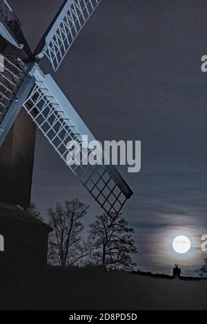 Brill, Buckinghamshire, Regno Unito. 31 ottobre 2020. Luna Blu. La luna blu sorge vicino a Brill Windmill nella notte di Halloween. La luna blu è la seconda luna piena in un mese. Le nuvole sono entrate durante l'ultimo minuto impedendo un aumento chiaro. Credit: Sidney Bruere/Alamy Live News Foto Stock