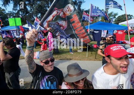 Los Angeles, California, Stati Uniti. 31 Ott 2020. La gente ha i segni e le bandiere statunitensi durante un raduno pro-Trump a Beverly Hills, California, il 31 ottobre 2020. Credit: Ringo Chiu/ZUMA Wire/Alamy Live News Foto Stock