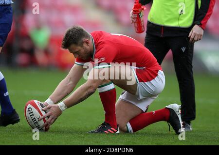 Llanelli, Regno Unito. 31 Ott 2020. DaN Biggar del Galles si prepara a dare il via a una conversione. Partita di campionato Guinness Six Nations 2020, Galles contro Scozia al Parc Y Scarlets di Llanelli, Galles del Sud, sabato 31 ottobre 2020. Questa immagine può essere utilizzata solo per scopi editoriali. Solo per uso editoriale, foto di Andrew Orchard/Andrew Orchard sports photography/Alamy Live news Credit: Andrew Orchard sports photography/Alamy Live News Foto Stock