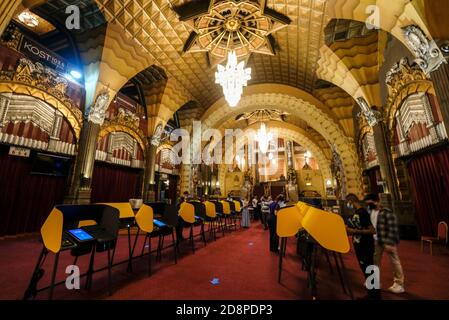 Los Angeles, California, Stati Uniti. 31 Ott 2020. Gli elettori hanno lanciato il loro voto in un centro di voto al Pantages Theatre di Los Angeles, sabato 31 ottobre 2020. Credit: Ringo Chiu/ZUMA Wire/Alamy Live News Foto Stock